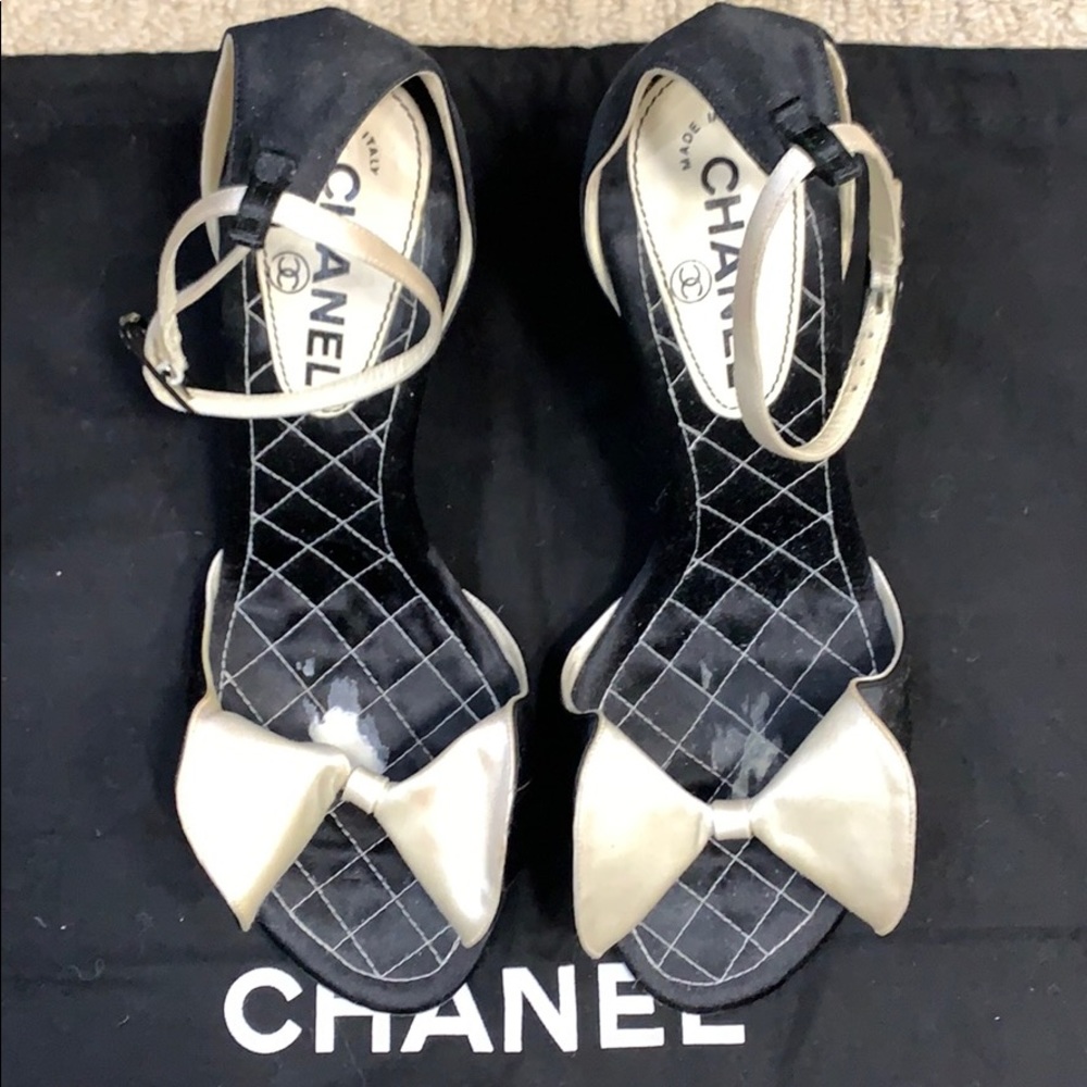 🌟Chanel black and white satin heel